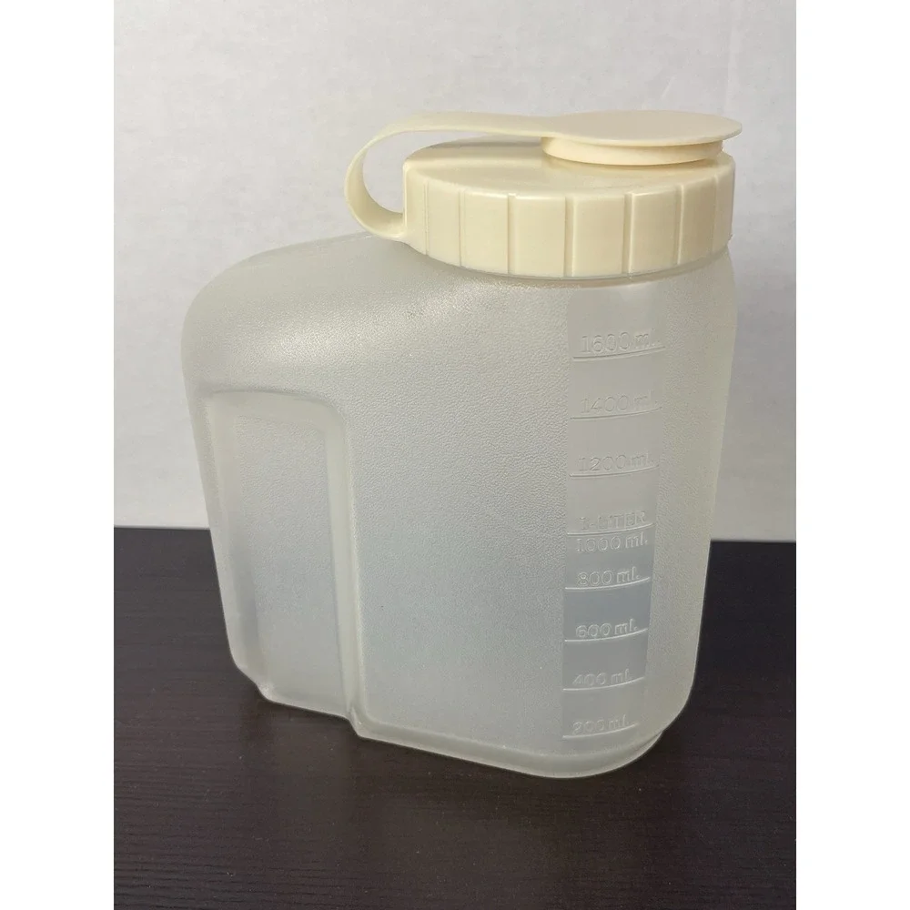 Vintage Rubbermaid Servin' Saver 1.75 Qt. Drink Container Almond Flip Lid Clean!